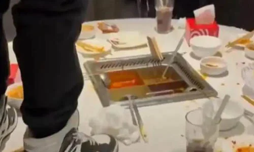 17岁男子往海底捞火锅小便案判决已生效！家长判赔220万缩略图