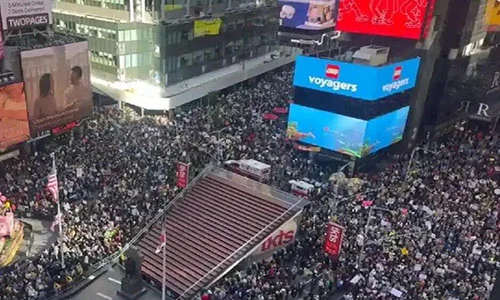 “不要国王！”美国多地爆发反特朗普政府抗议集会，700万人参与缩略图