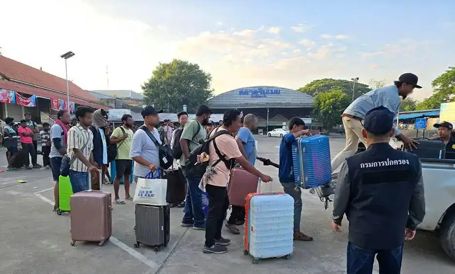 缅甸军方突击KK园区，引发大规模逃亡：已有超800人逃入泰国，有人在边境河流溺亡缩略图